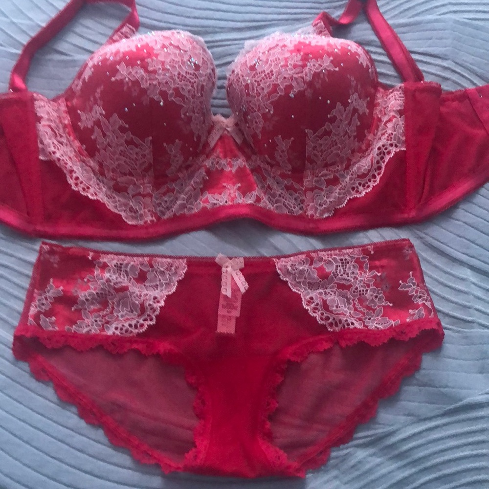 Victoria’s bra and panty set NWT, never worn👍.